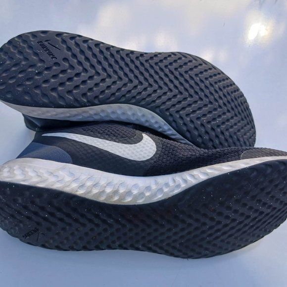 Nike Revolution size 5.5 Black White Grade School Shoes - Picture 7 of 9